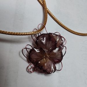 Pendentif pensée violette clair naturelle en résine