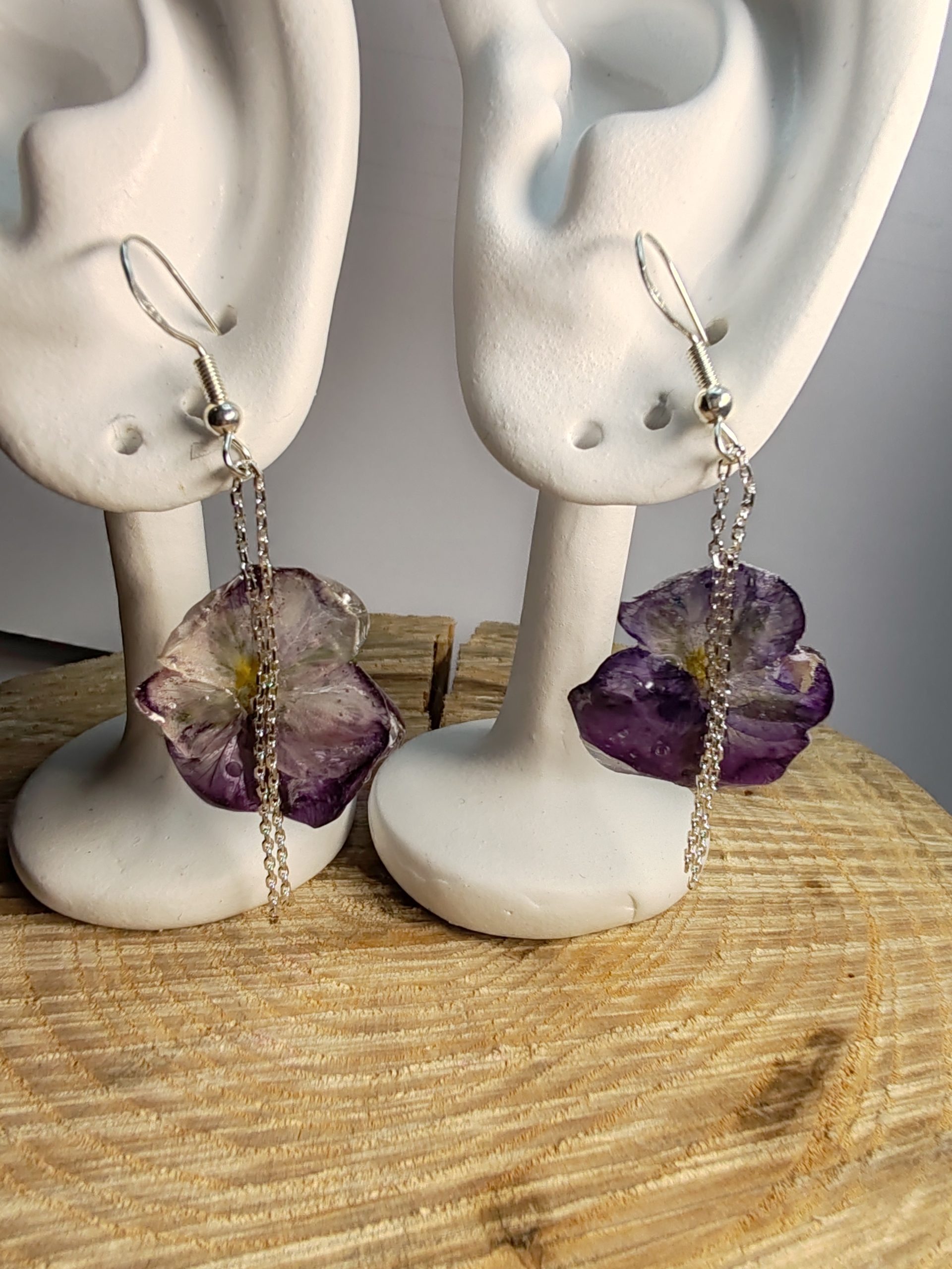 Boucle D'Oreille de Pensée mauve sur petite chaîne