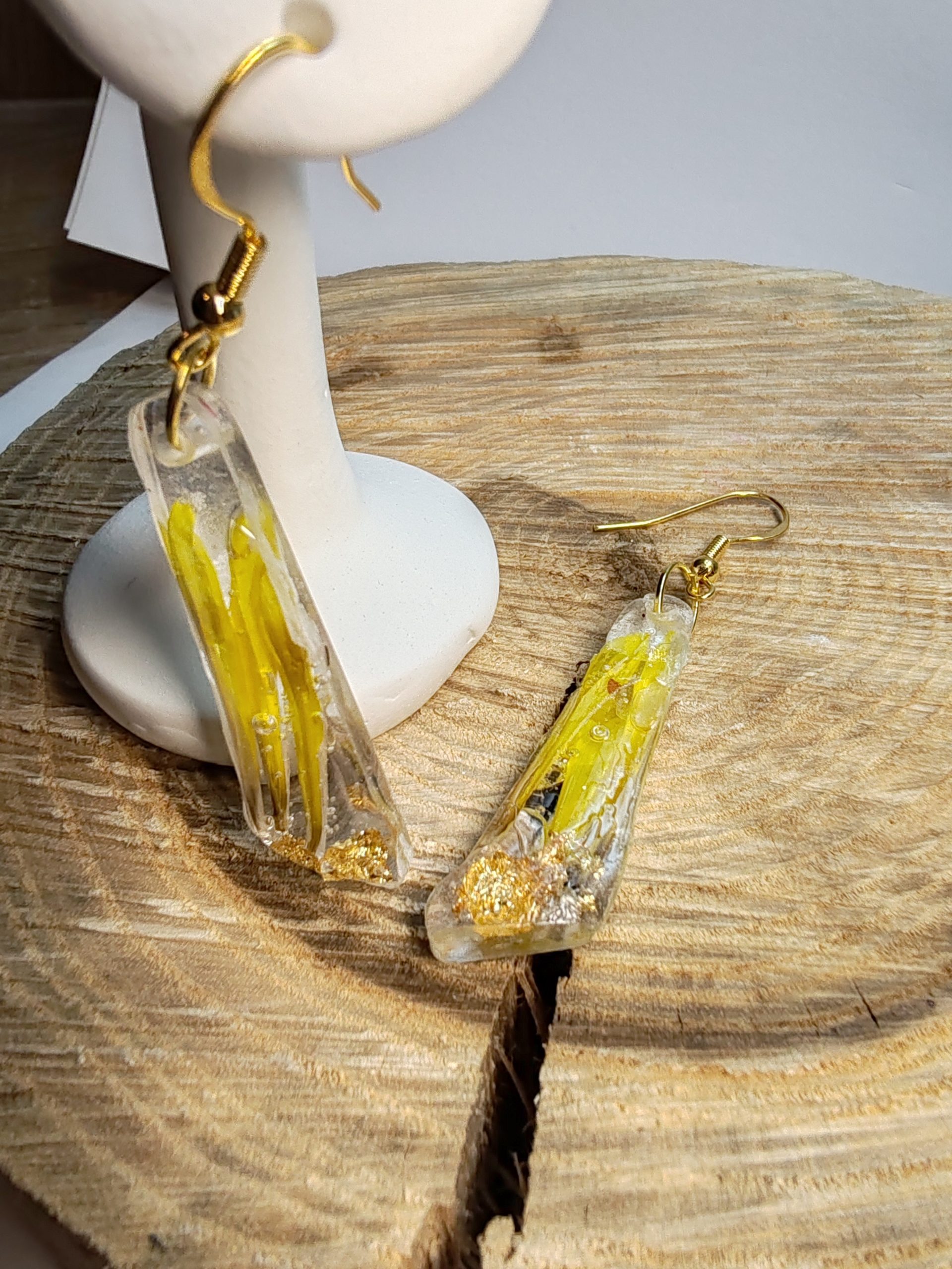 Boucle d'Oreille avec Pétale jaune en intérieur