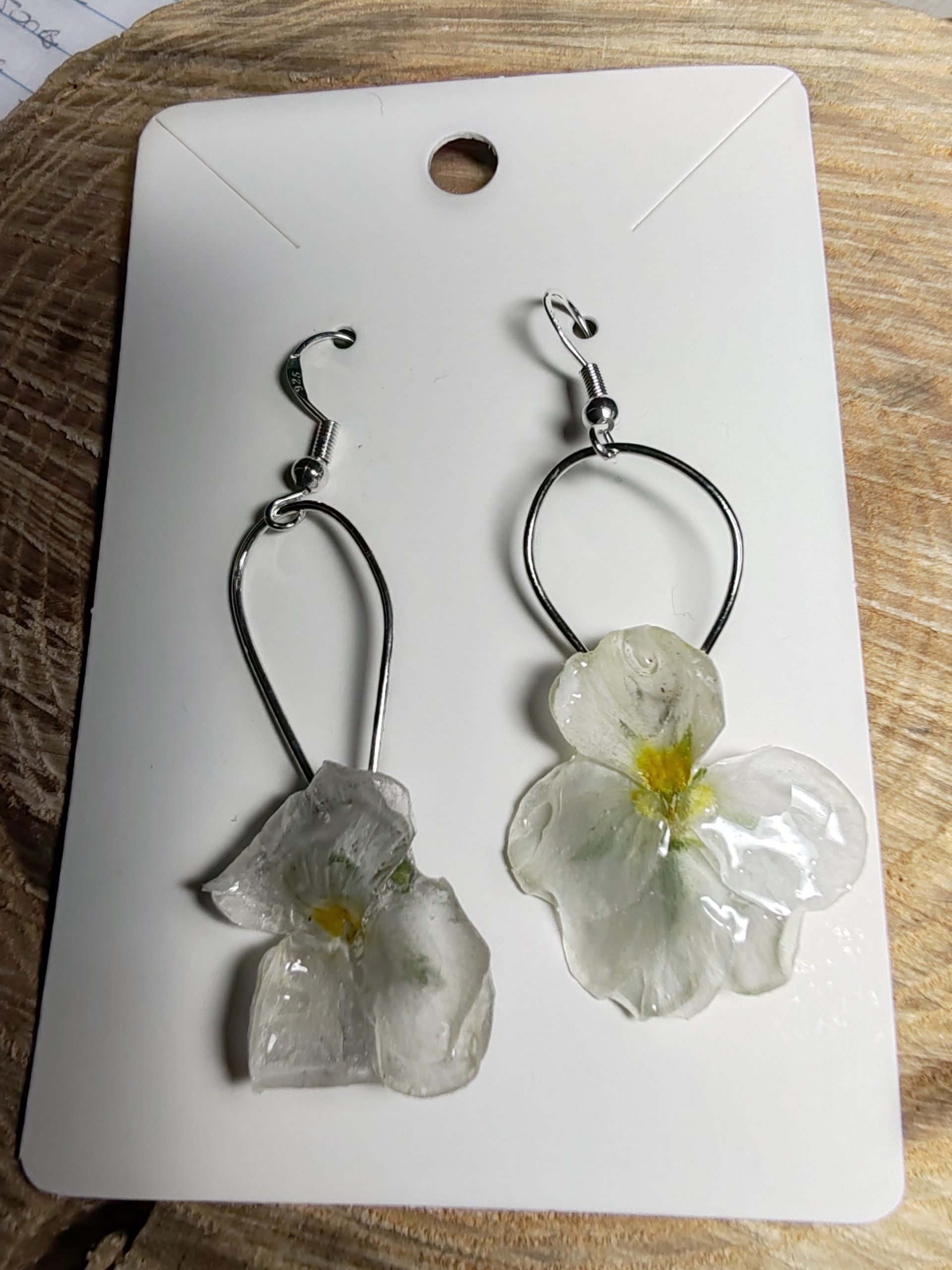 Boucle D'Oreille pendante de Fleur Pensée Blanche – Image 2