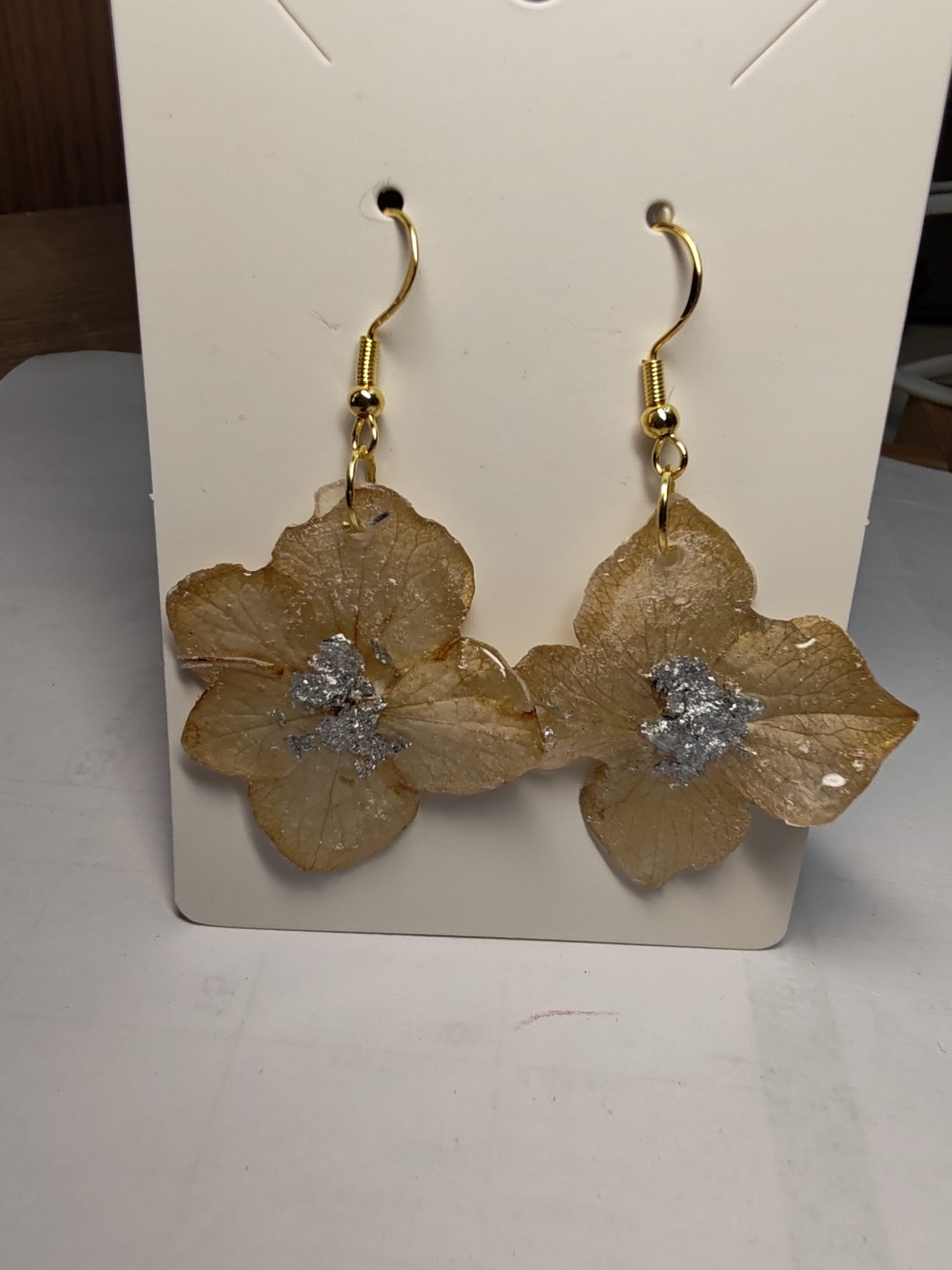 Boucle d'Oreille d'Hortensia avec feuille or grise milieu – Image 2