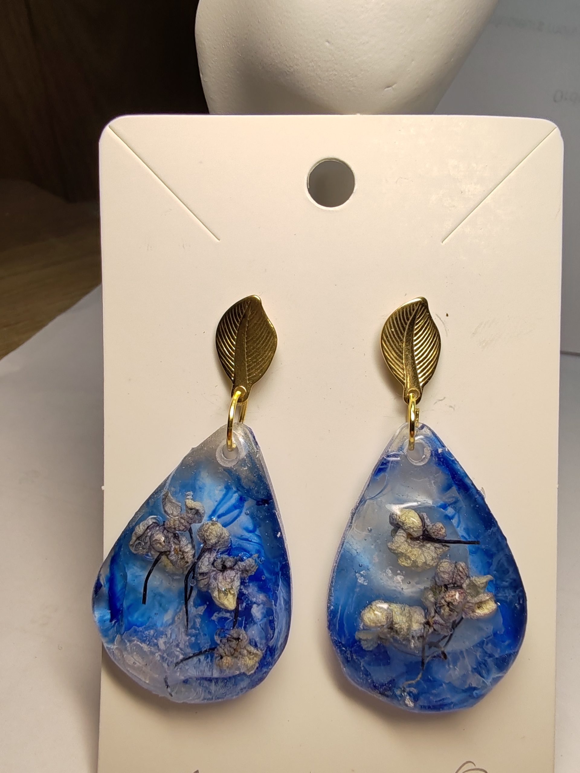 Boucle D'Oreille de Fleur Séché Fond bleu