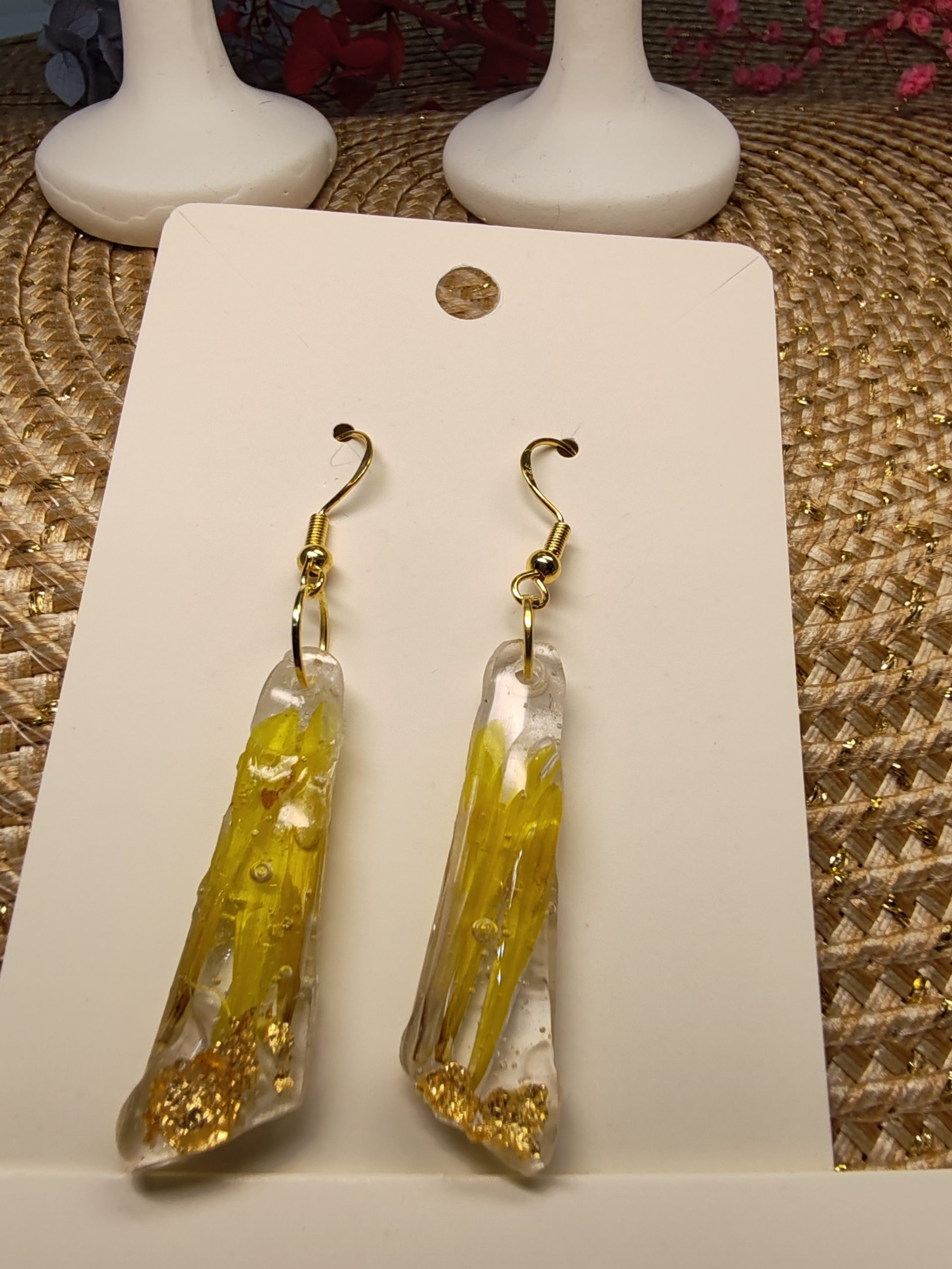 Boucle d'Oreille avec Pétale jaune en intérieur – Image 3