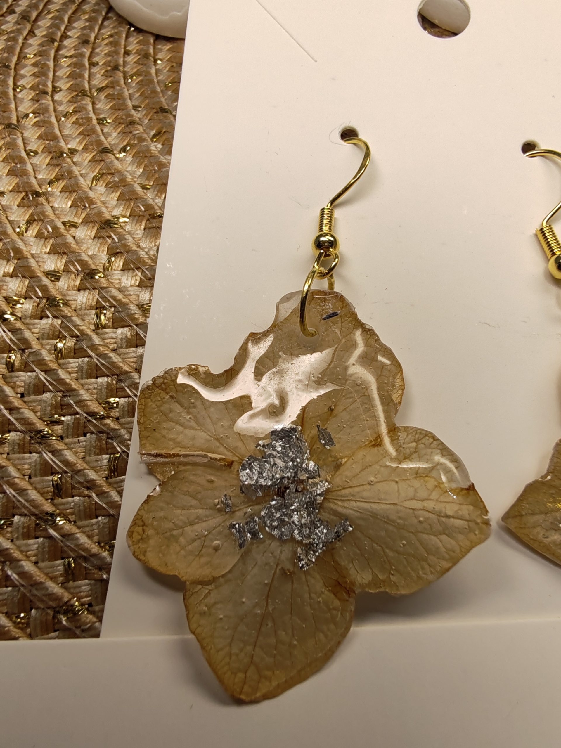 Boucle d'Oreille d'Hortensia avec feuille or grise milieu – Image 3