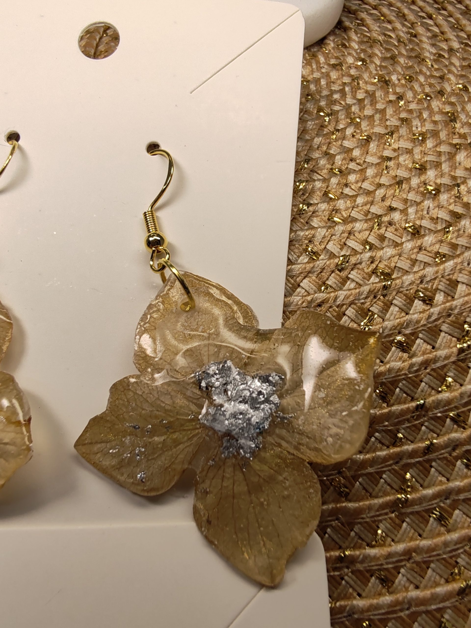Boucle d'Oreille d'Hortensia avec feuille or grise milieu – Image 4