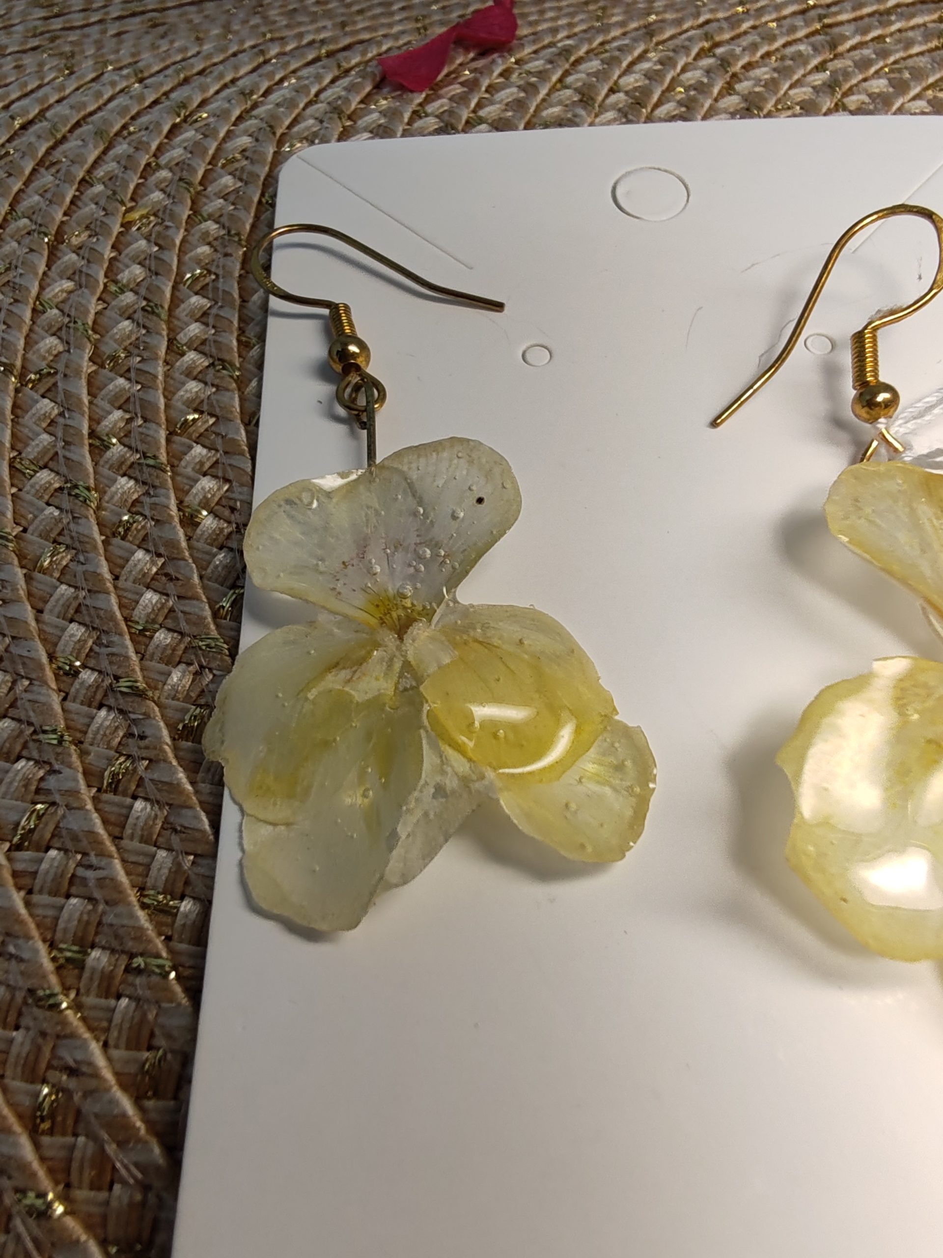 Boucle D'Oreille de Fleur de Pensée Jaune – Image 4
