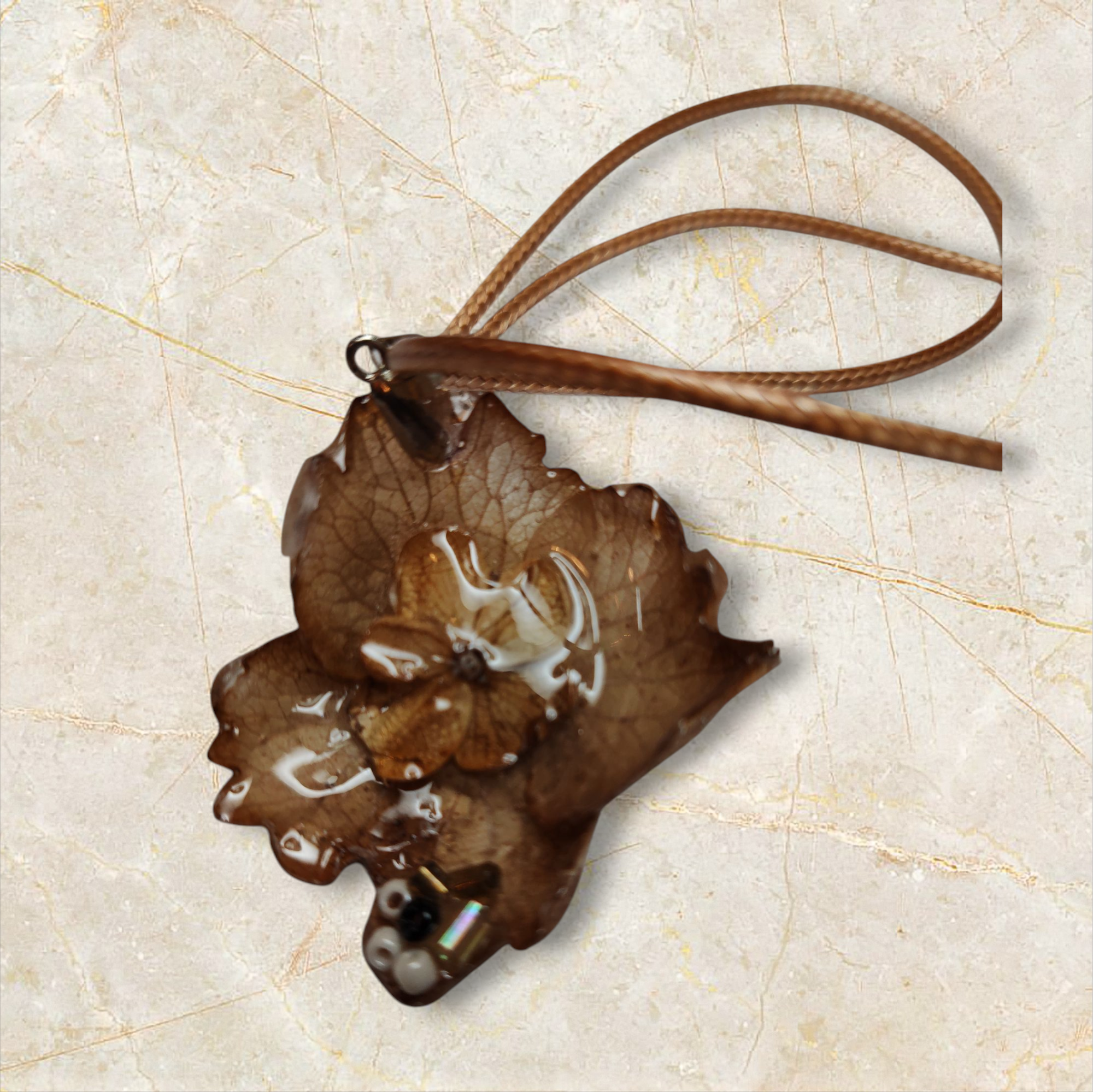 Pendentif Hortensia marron naturel en résine