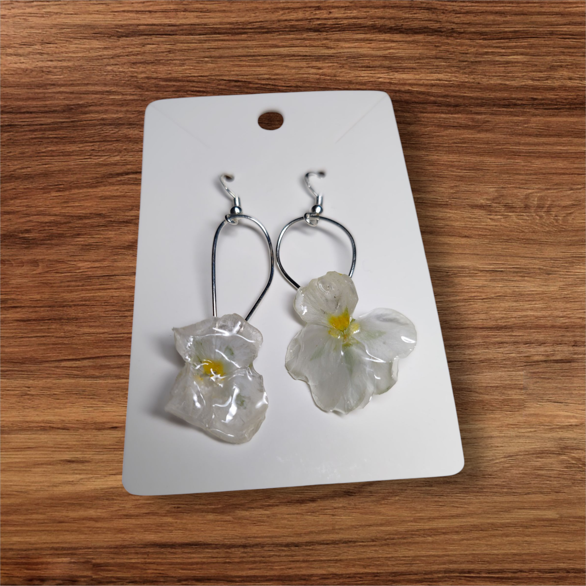 Boucle D'Oreille pendante de Fleur Pensée Blanche