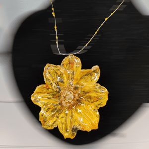 Pendentif de grosse fleur jaune