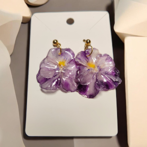 Boucle d'oreille de Pensé mauve sur clou dore