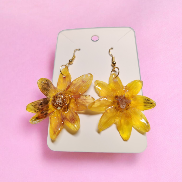 Boucle d'oreille de fleur jaune – Image 3