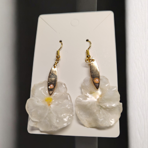 Boucle d'oreille de pensé blanche