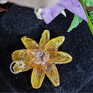 Pendentif de fleur jaune