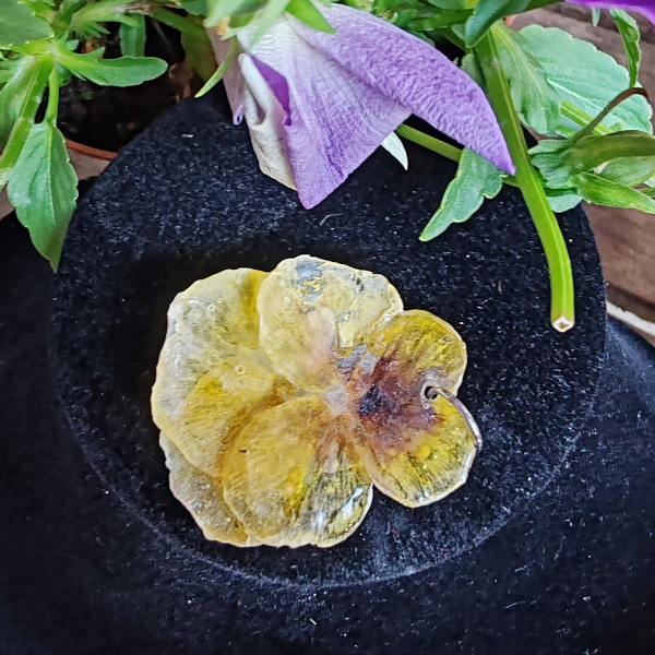 Pendentif de Pensé jaune