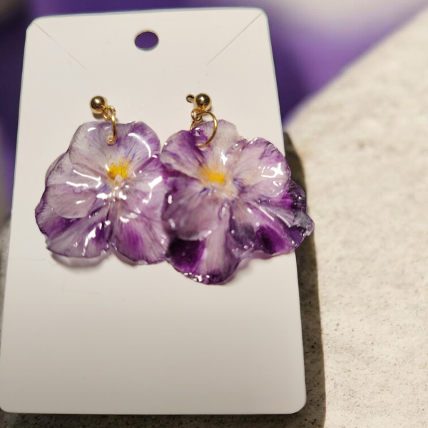 Boucle d'oreille de Pensé mauve sur clou dore – Image 3