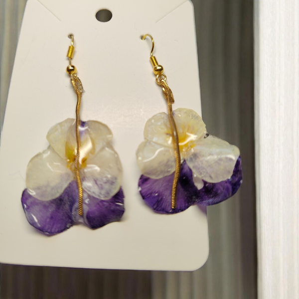 Boucle d'oreille pensé mauve/blanche – Image 3